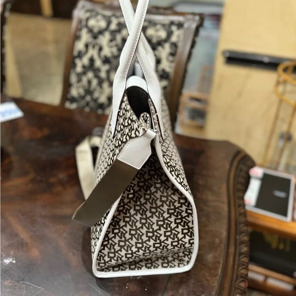 NWT DKNY Carlita LG Book Tote Handbag $228 Retail Price DEFECTIVE CLASP - Picture 3 of 8